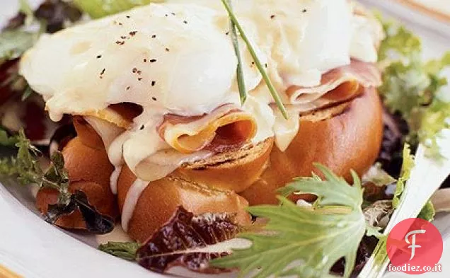 Panini con prosciutto e uova in camicia con salsa di senape e vino