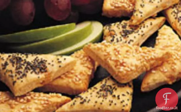 Triangoli di birra e formaggio con salsa di formaggio piccante