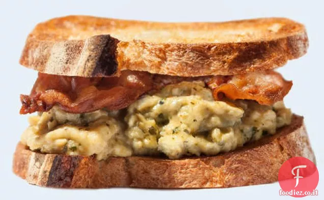 Panino colazione con Pesto-Uova Strapazzate e Pancetta Croccante