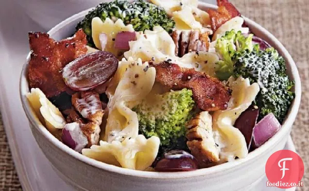 Insalata di pasta con broccoli e uva