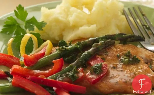 Cotolette di tacchino saltate con asparagi e peperoni rossi