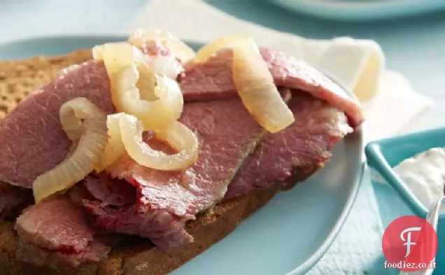 Petto di manzo in scatola a cottura lenta con panna acida al rafano
