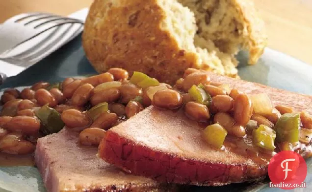 Bistecca di prosciutto con fagioli al forno alla brace