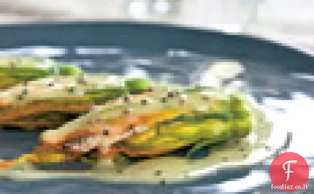 Fiori di zucca ripieni di granchio con salsa al burro di senape