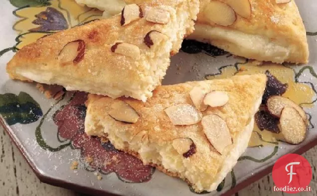 Triangoli di formaggio alla crema di mandorle