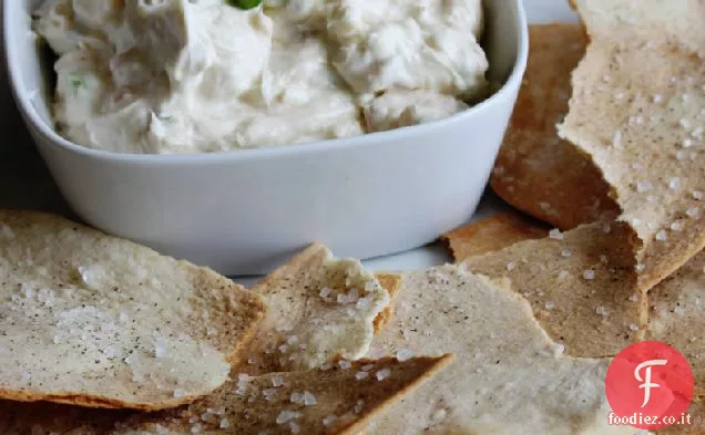 Cracker di lavash fatti in casa con salsa di formaggio alla crema di scalogno