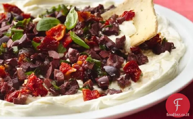 Olive di Kalamata e pomodori secchi su crema di formaggio