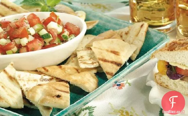 Salsa di pomodoro coniata con patatine pita grigliate