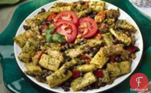 Insalata di fagioli neri e pollo con salsa cremosa al pesto di coriandolo