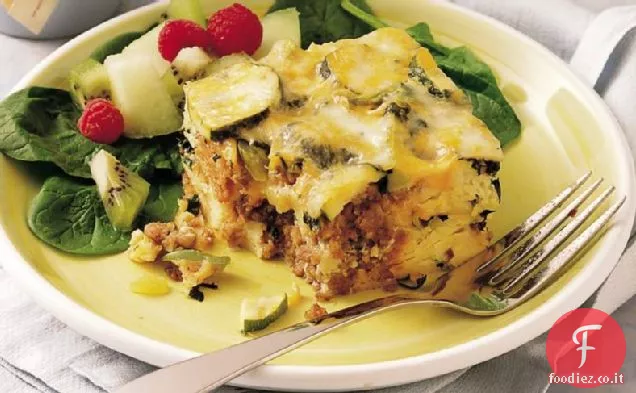 Strati di salsiccia, verdure e formaggio