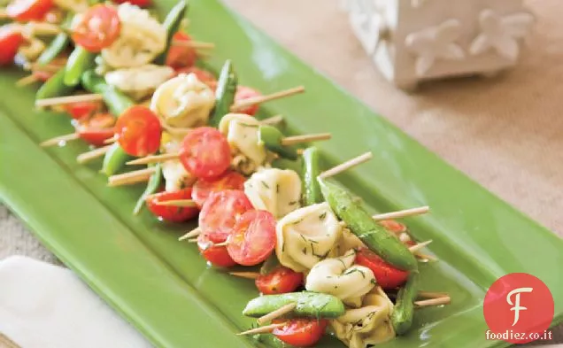 Spiedini di insalata di tortellini di senape e aneto