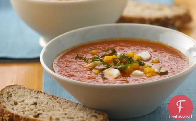 Zuppa di peperoncino arrosto con mozzarella