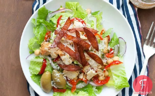 Insalata tritata italiana con patatine salame