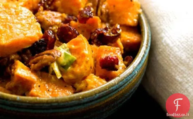 Insalata di patate dolci con mirtilli e noci pecan