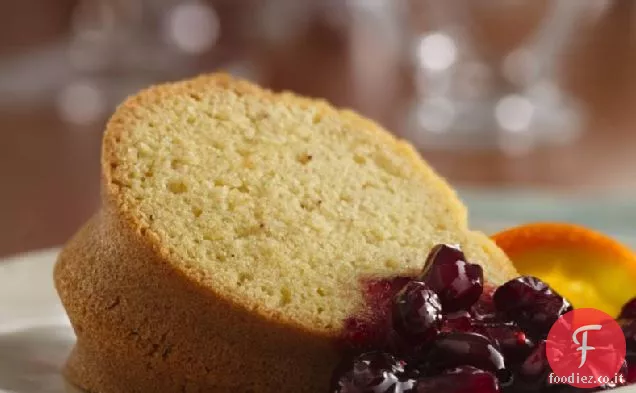 Torta vacanza senza glutine con salsa di mirtilli rossi