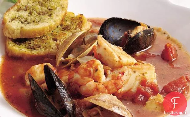 Stufato di pesce italiano con crostini alle erbe all'aglio
