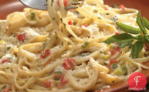 Salsa Alfredo alle erbe su Linguine