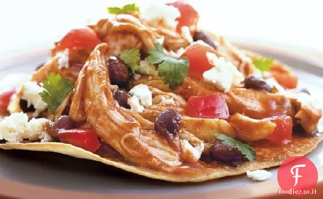 Tostadas di pollo e fagioli neri