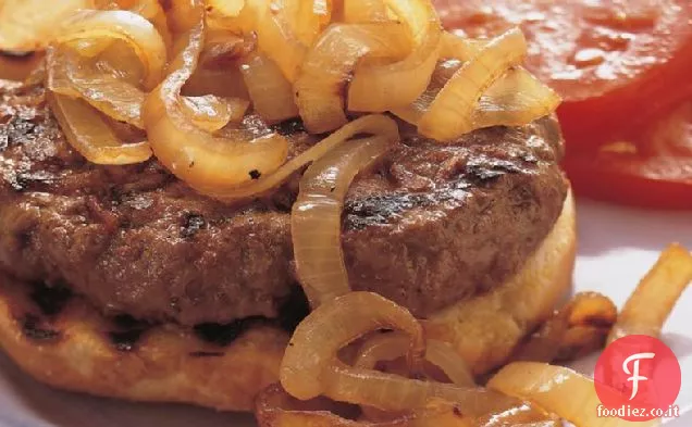 Bistecche di hamburger alla griglia con cipolle arrosto