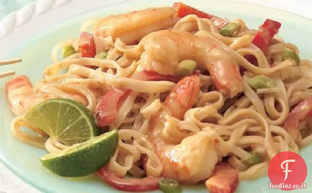 Gamberetti con tagliatelle tailandesi e salsa di arachidi