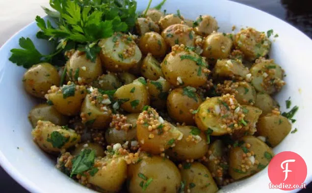 Insalata di patate al limone alla griglia con semi di senape