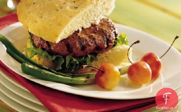 Hamburger alla griglia con panna acida e cipolla