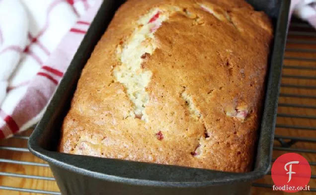 Pane alla banana al burro marrone alla fragola