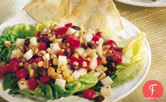 Insalata di mais e fagioli neri con spicchi di tortilla