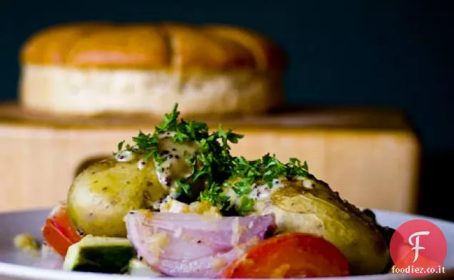 Patate intere al forno con verdure estive