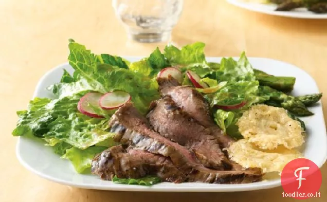 Insalata di bistecca alla griglia con patatine al parmigiano