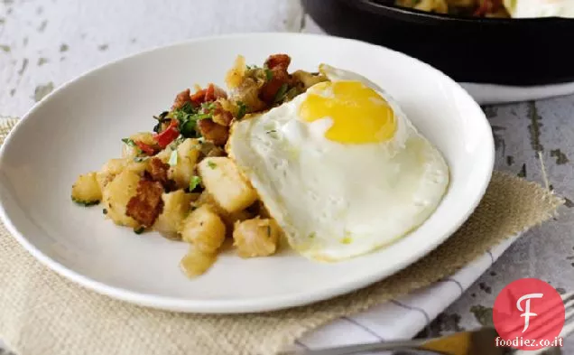 Patate e pancetta Hash con uova fritte
