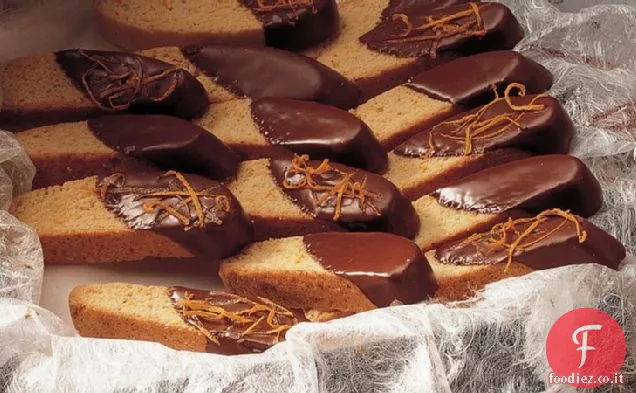 Biscotti all'arancia immersi nel cioccolato