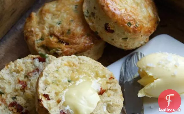 Focaccine semi-secche di pomodoro e formaggio Comté
