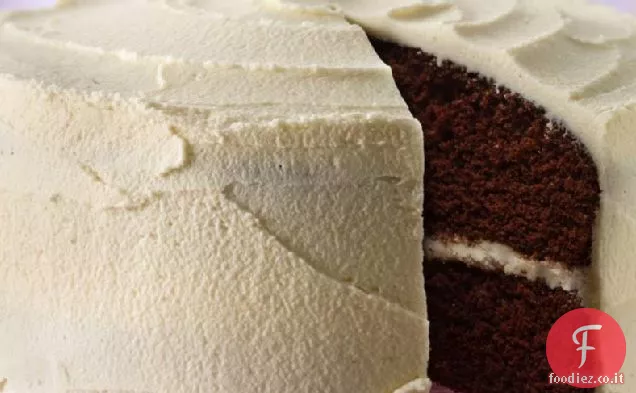 Deliziosa torta al cioccolato con glassa bianca