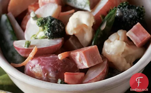 Insalata di senape, patate, verdure e prosciutto
