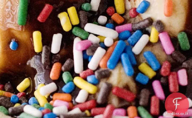 Tazze di biscotti di zucchero arcobaleno