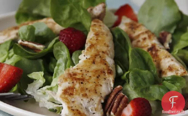 Veloce e facile insalata di pollo alla griglia con fragole e noci pecan