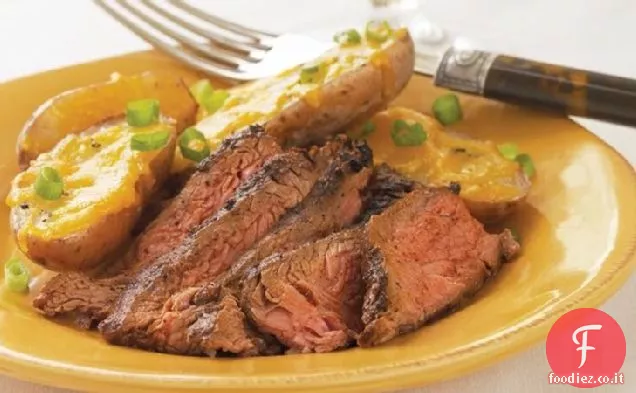 Cowboy fianco bistecca con bucce di patate