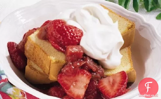 Fragola fresca e salsa di rabarbaro su torta di libbra
