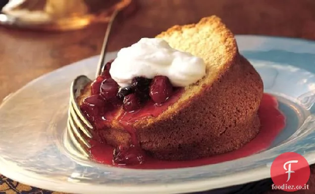 Torta di mandorle con salsa di ciliegie
