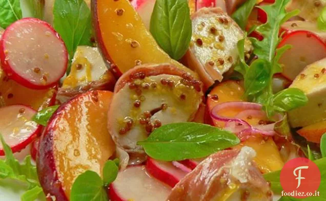 Insalata di pollo, nettarina e ravanello con salsa di senape