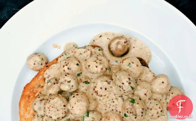 Funghi alla diavola sulla ricetta del pane tostato