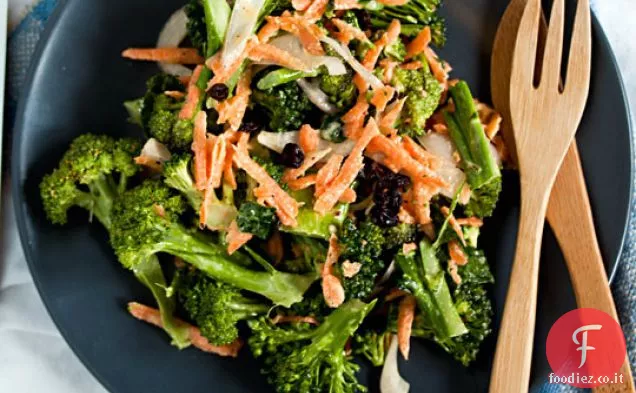 Insalata di broccoli con carote e ribes