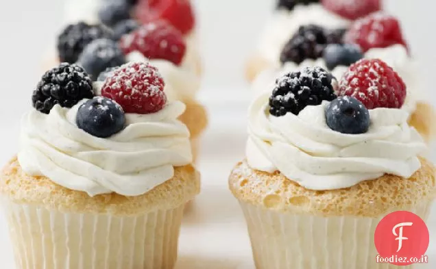 Cupcakes Angel Food con panna montata e frutti di bosco