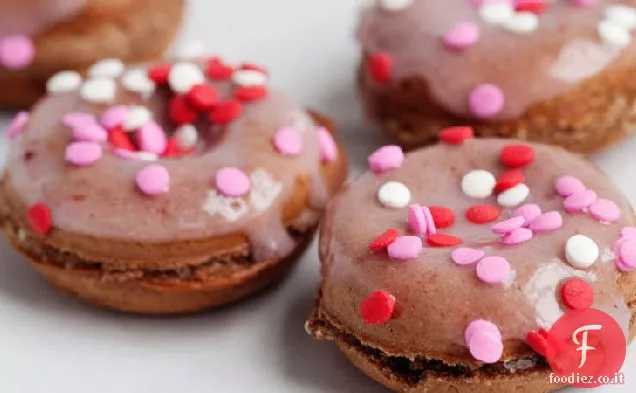 Ciambelle al cioccolato al forno con glassa di fragole
