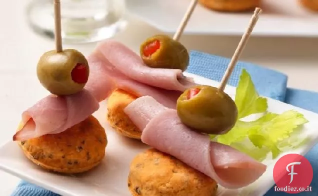 Pile di antipasti di olive e prosciutto
