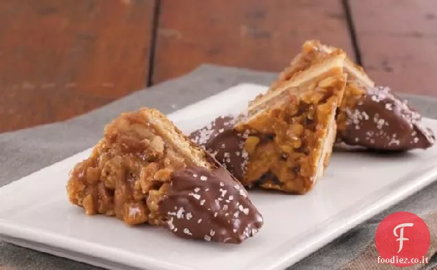 Cunei di pecan immersi nel cioccolato