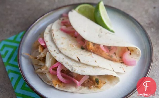 Tacos di pesce alla griglia con cipolle sottaceto speziate