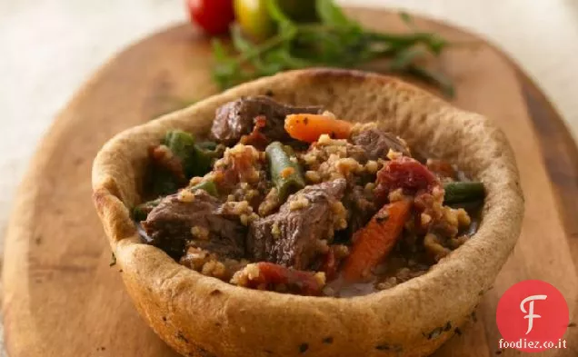 Stufato di manzo e miglio in ciotole di pane
