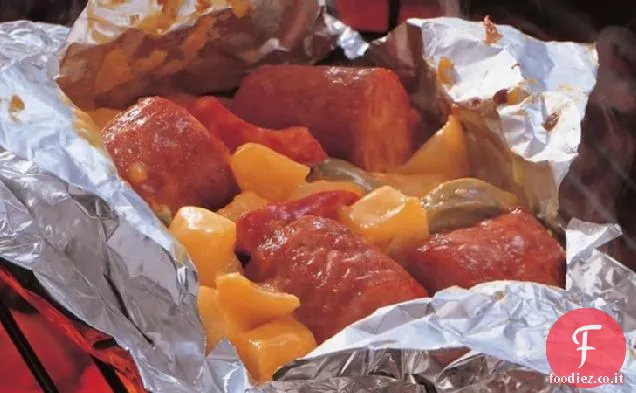 Salsiccia affumicata alla griglia e confezioni di patate Cheddar